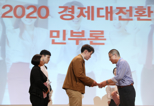 '민부론' 헌정  자유한국당 황교안 대표(오른쪽)가 22일 국회 의원회관에서 열린 '민부론' 발간 국민보고대회에서 국민대표 3인에게 헌정을 하고 있다.  연합뉴스